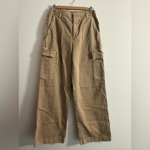 GAP women’s Khaki Cargo Pants - Picture 1 of 3